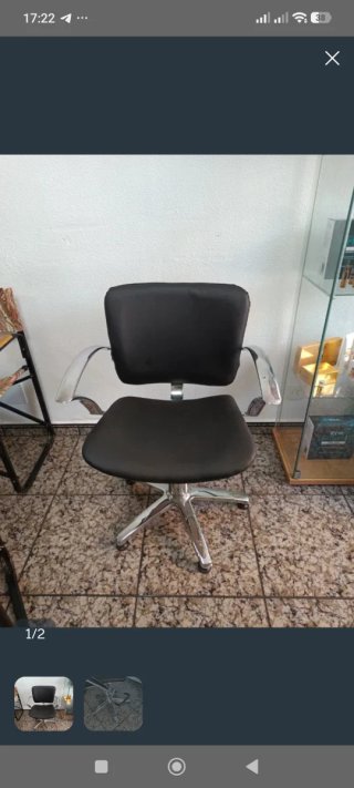 Sillón de tocador negro y plateado