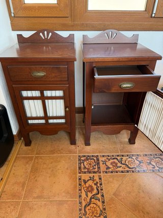 Armario de madera con puertas de cristal