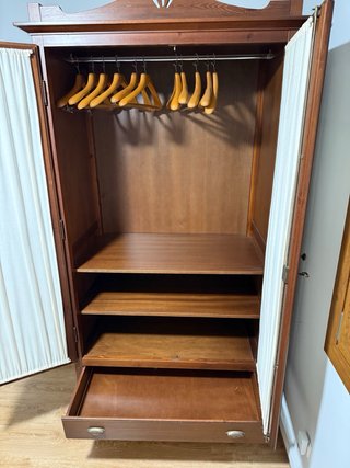 Armario de madera con puertas de cristal