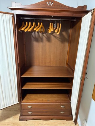 Armario de madera con puertas de cristal