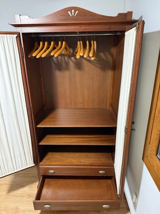 Armario de madera con puertas de cristal