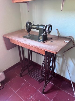 Máquina de coser antigua Refrey