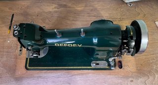 Máquina de coser antigua Refrey