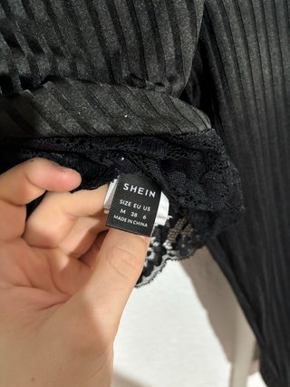 Camiseta negra manga larga con encaje