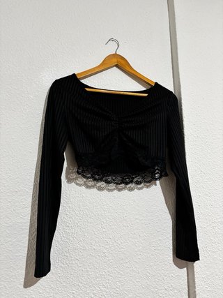 Camiseta negra manga larga con encaje