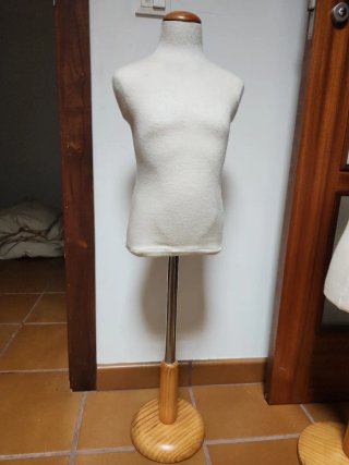 Maniquí de costura beige