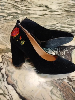 Zapatos de tacón negros con bordado de rosas