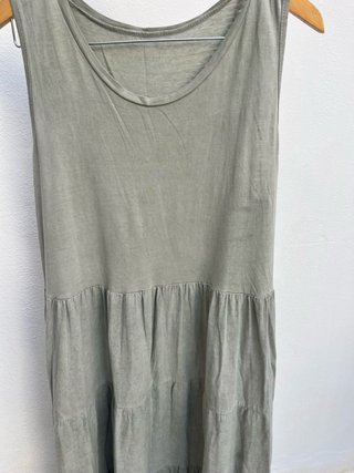 Vestido verde oliva con volantes