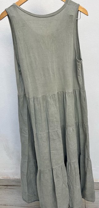 Vestido verde oliva con volantes