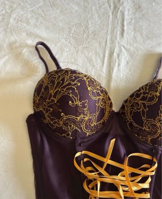 Corsetto vintage pizzo oro e viola whimisigoth