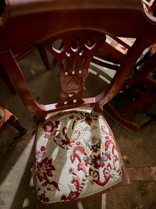 Silla de madera con asiento de tela