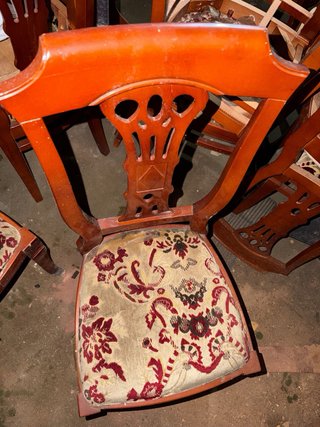Silla de madera con asiento de tela