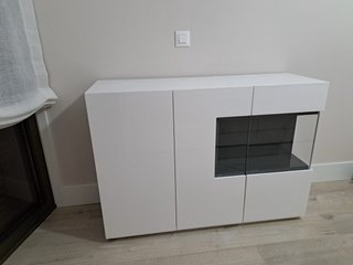 Mueble blanco lacado con cubreradiador
