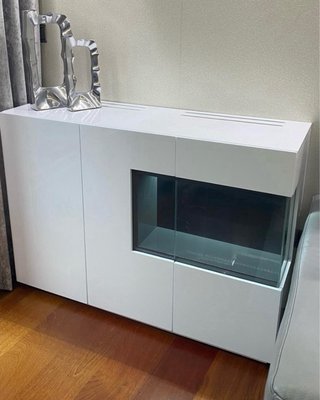Mueble blanco lacado con cubreradiador