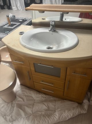 Conjunto de baño: inodoro y bidé con espejo bañera