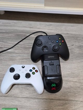 Xbox Series X + 2 Mandos + Base Carga