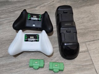 Xbox Series X + 2 Mandos + Base Carga