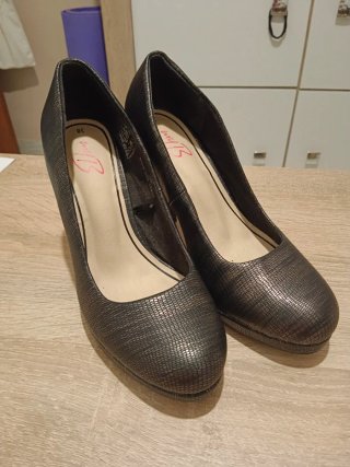 Zapatos de tacón ,negros y dorados talla 38