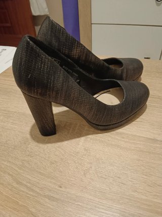 Zapatos de tacón ,negros y dorados talla 38