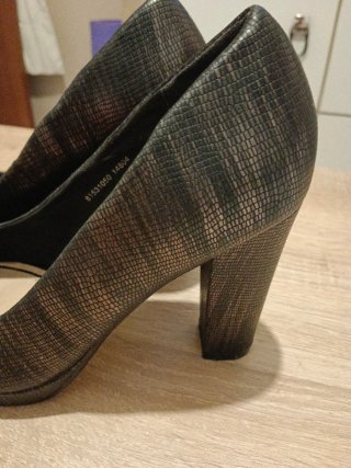 Zapatos de tacón ,negros y dorados talla 38