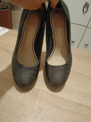 Zapatos de tacón ,negros y dorados talla 38