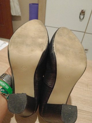 Zapatos de tacón ,negros y dorados talla 38