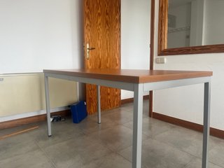 Mesa de oficina madera y metal. Como nueva.