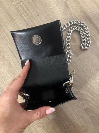 Mini bolso negro con cadena plateada