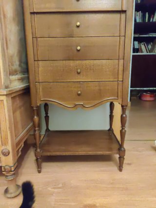Cajonera de madera.