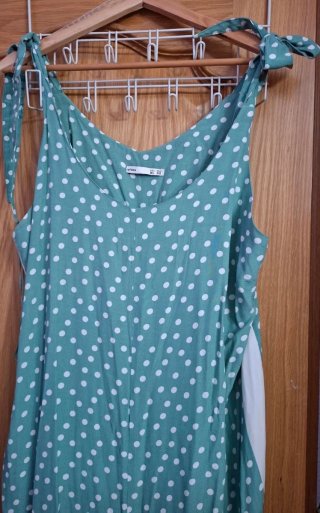 Mono verde con lunares blancos