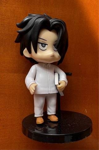 Figura anime personaje con libro