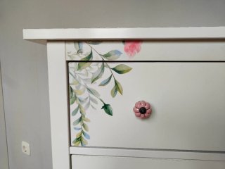 Cómoda blanca con flores