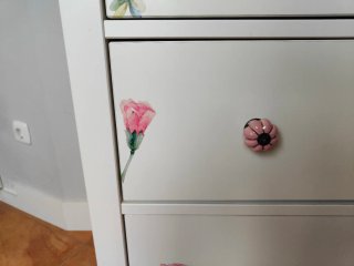 Cómoda blanca con flores