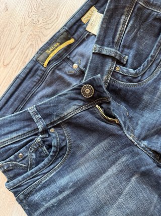 Pantalón tejano desgastado