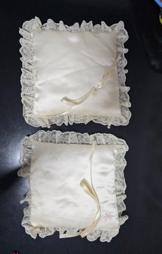 Cojines de seda beige para arras y anillos