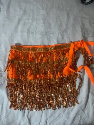 Conjunto naranja con flecos y lentejuelas