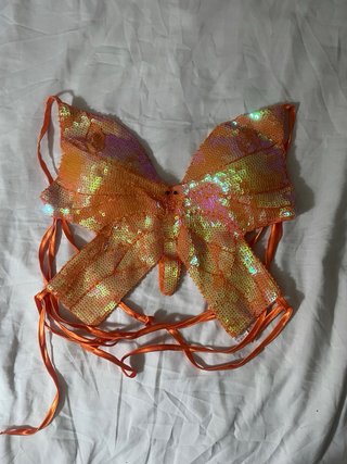 Conjunto naranja con flecos y lentejuelas