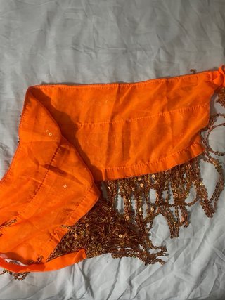 Conjunto naranja con flecos y lentejuelas