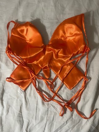 Conjunto naranja con flecos y lentejuelas