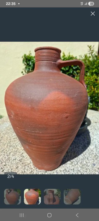 Cántaro de barro artesanal