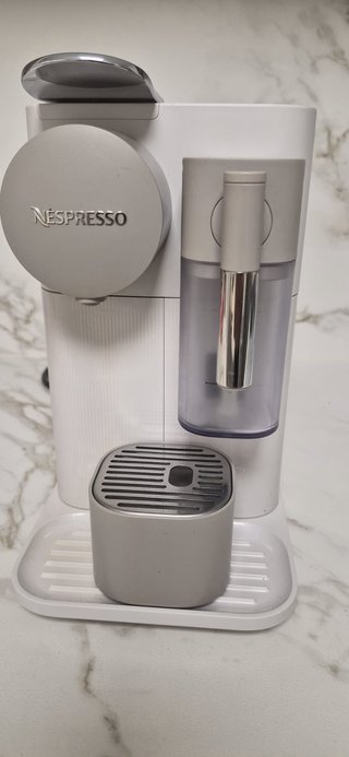 Cafetera Nespresso DeLonghi Lattissima One