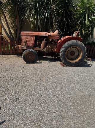 Tractor antiguo rojo