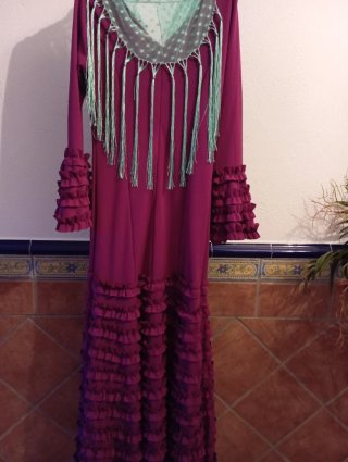 Traje de flamenca y mantoncillo