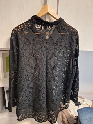 Blusa de encaje negra para mujer
