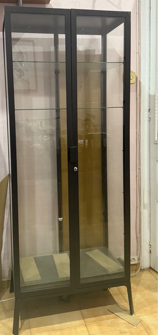 Vitrina de hierro y cristal negra