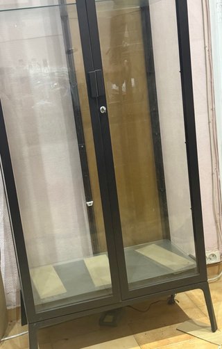 Vitrina de hierro y cristal negra