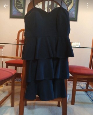 Vestido negro corto con volantes