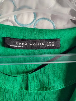 Blusa Zara manga 3/4 volantes verde