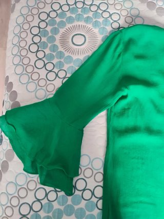 Blusa Zara manga 3/4 volantes verde