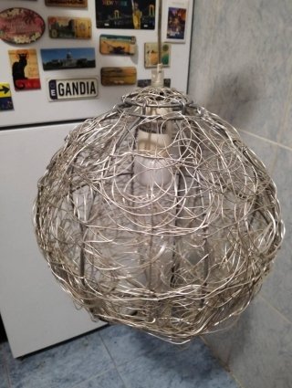 Lámpara de cristal y metal con hojas